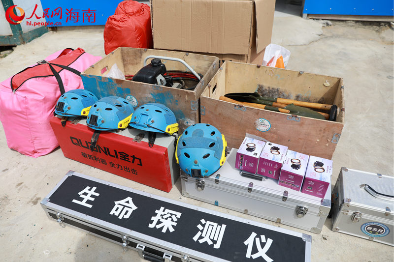 4名隊員攜帶的專業(yè)救援設(shè)備。人民網(wǎng) 孟凡盛攝