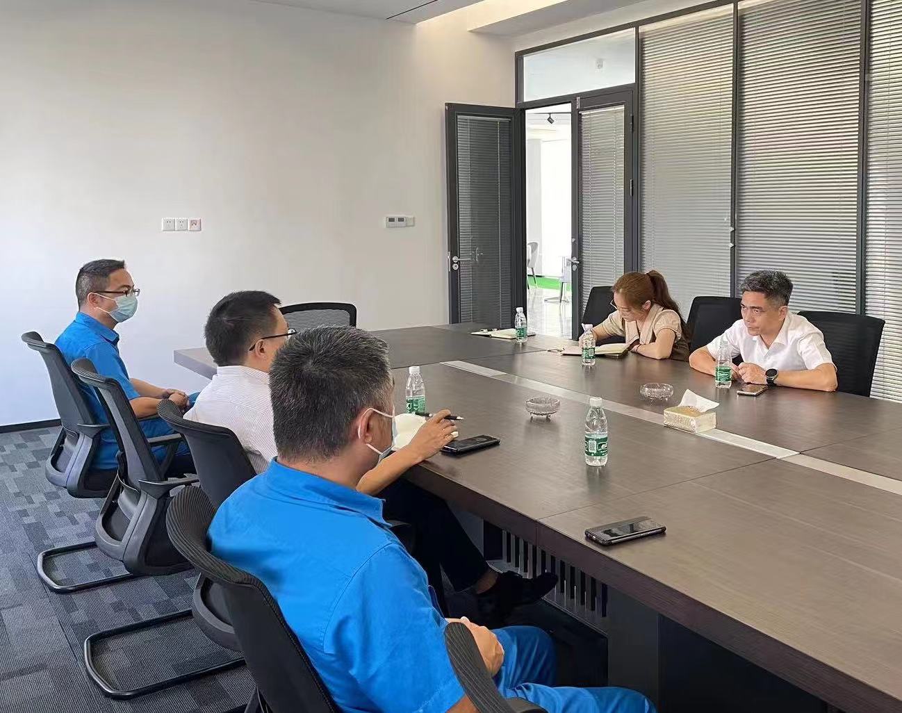 崖州灣科技城專職“城小二”劉萌萌（右二）對接企業訴求 受訪者供圖