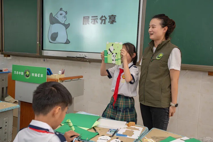 海口市東山鎮(zhèn)中心小學(xué)以大熊貓知識科普宣講活動為學(xué)生開啟新學(xué)期第一課。李冬林?jǐn)z