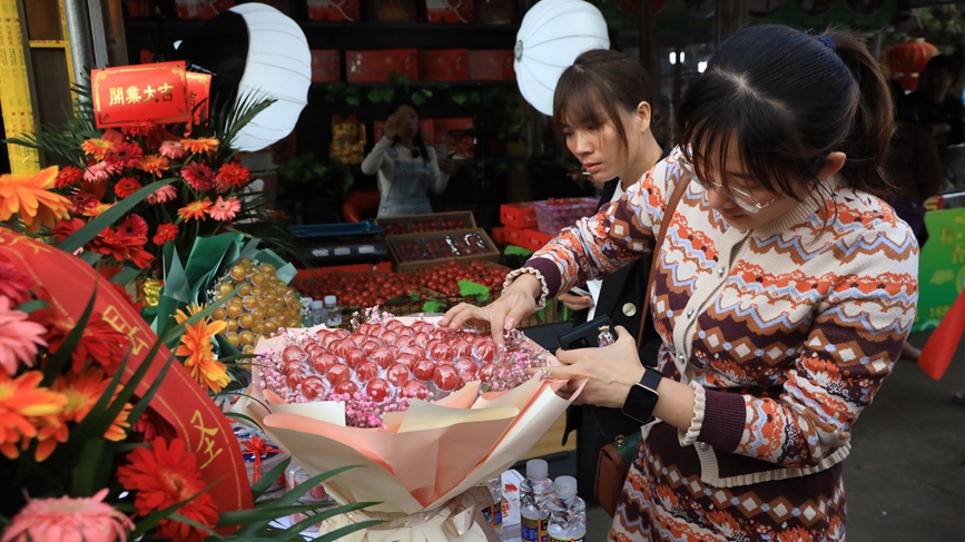 圣女果花束吸引市民目光。胡雄飛攝