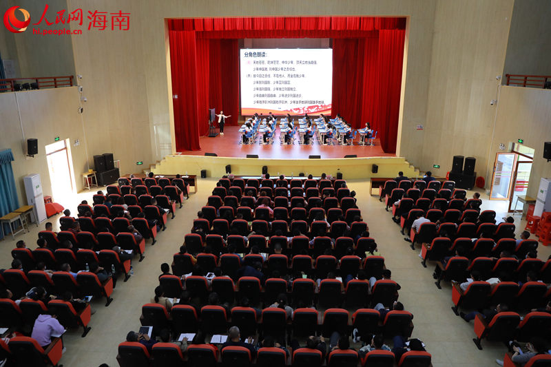 人民智課高級培訓師為同學講課。 人民網 孟凡盛攝