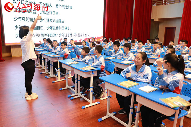 學生們與人民智課高級培訓師互動。 人民網 孟凡盛攝