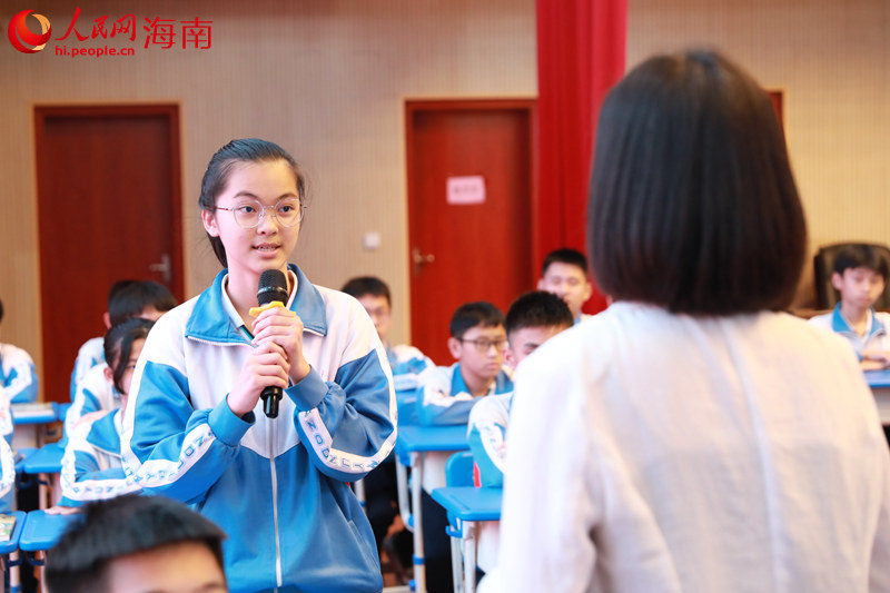 學生于人民智課高級培訓師互動。 人民網 孟凡盛攝
