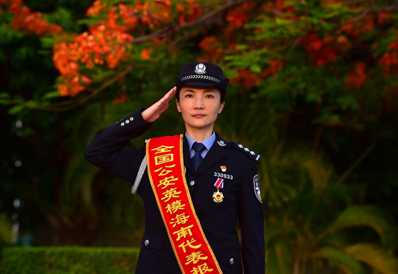 姜萍萍獲評“全國優秀人民警察”參加巡回報告會。海口邊檢總站供圖