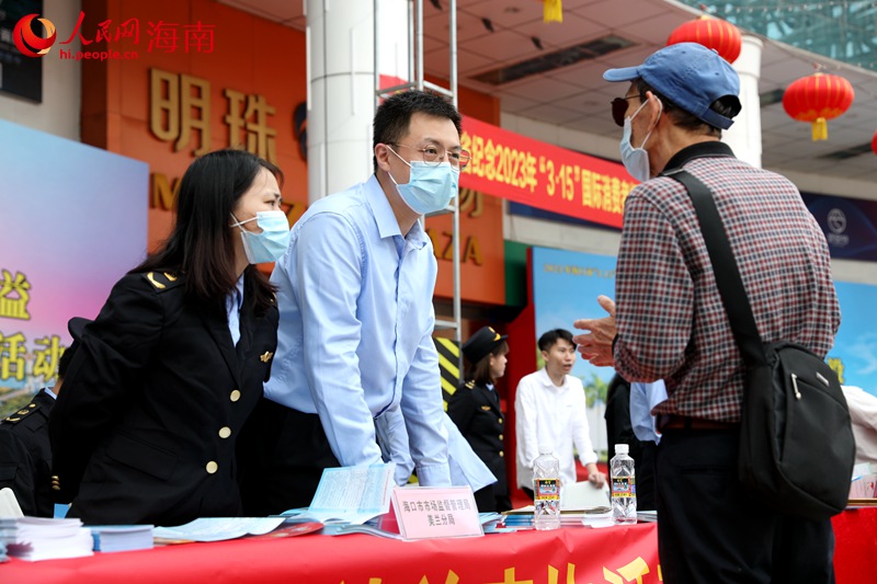 工作人員在現場為市民答疑解惑。人民網 符武平攝