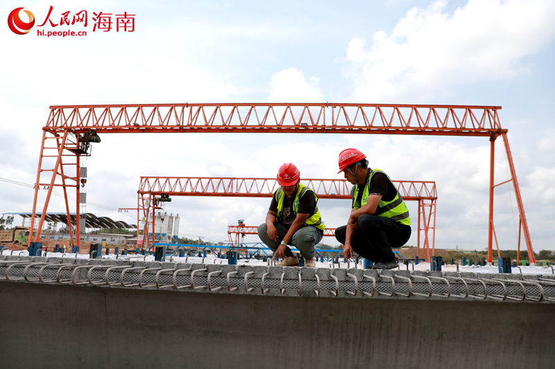 在陽江北互通施工現場，工人正檢查預制梁。 人民網 孟凡盛攝