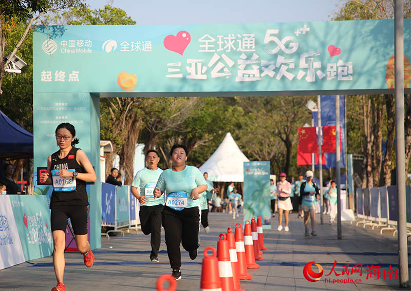 跑者們奮力沖刺終點。人民網 牛良玉攝