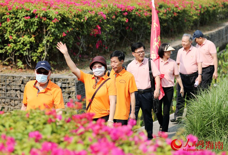 參與活動的人員游覽濕地公園。人民網 符武平攝