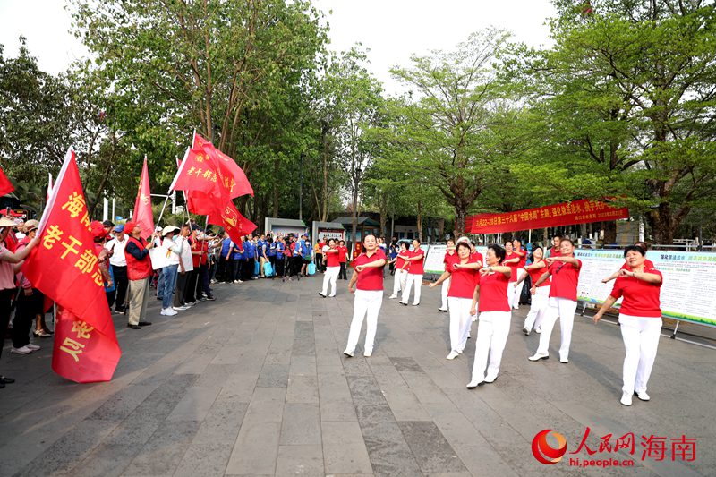 活動現(xiàn)場，歌舞隊帶來活力舞蹈。人民網(wǎng) 符武平攝