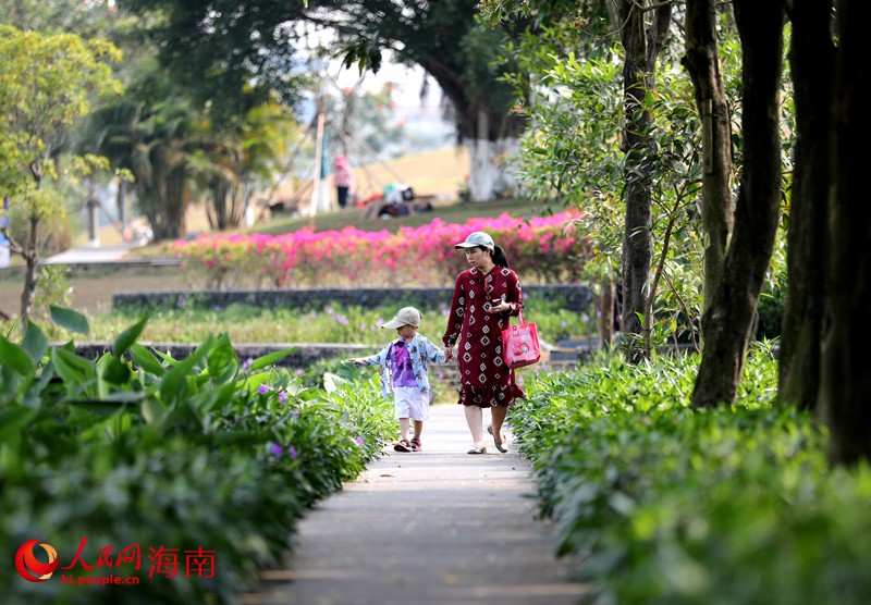 市民走進(jìn)鳳翔濕地公園，感受濕地之美。人民網(wǎng) 符武平攝