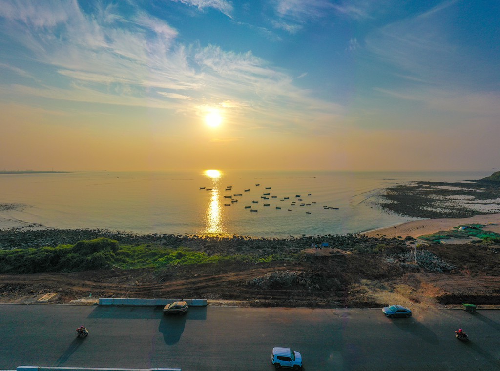 夕陽西下的峨蔓鎮路段。羊文彪攝