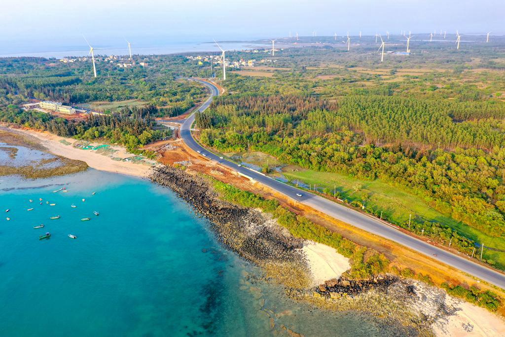 航拍位于峨蔓鎮的環島旅游公路。羊文彪攝