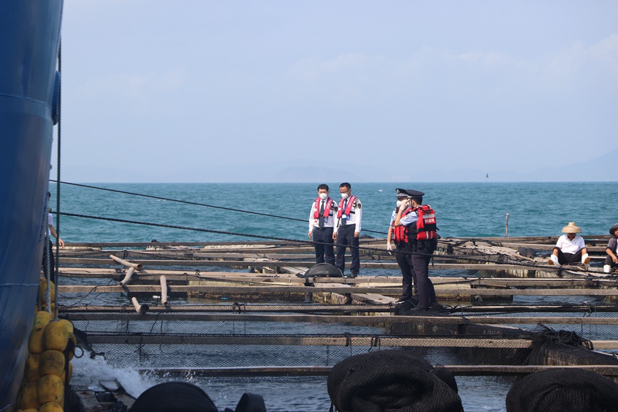 海事人員正在準備上船查驗。清瀾海事局供圖