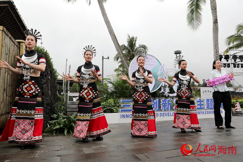 少數(shù)民族同胞載歌載舞歡迎賓客。人民網(wǎng) 符武平攝