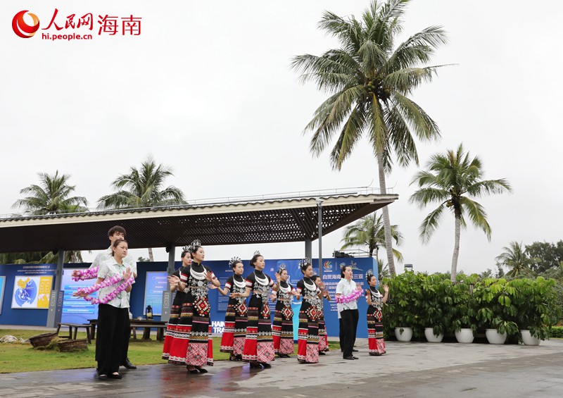 少數民族同胞載歌載舞迎接賓客。人民網 符武平攝