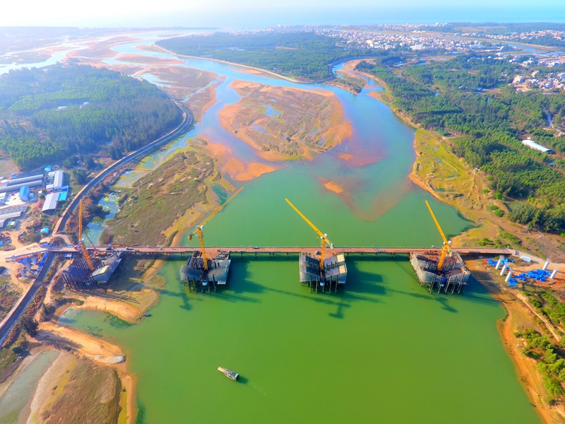 海南環(huán)島旅游公路昌江段珠碧江大橋施工現(xiàn)場。 海南省交通投資控股有限公司供圖