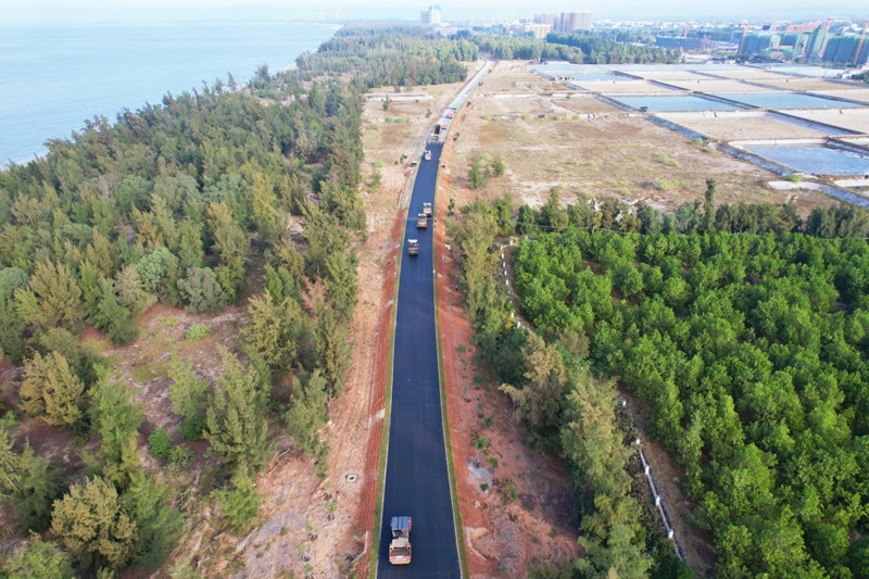 海南環(huán)島旅游公路東方段路面瀝青攤鋪施工現(xiàn)場。 海南省交通投資控股有限公司供圖