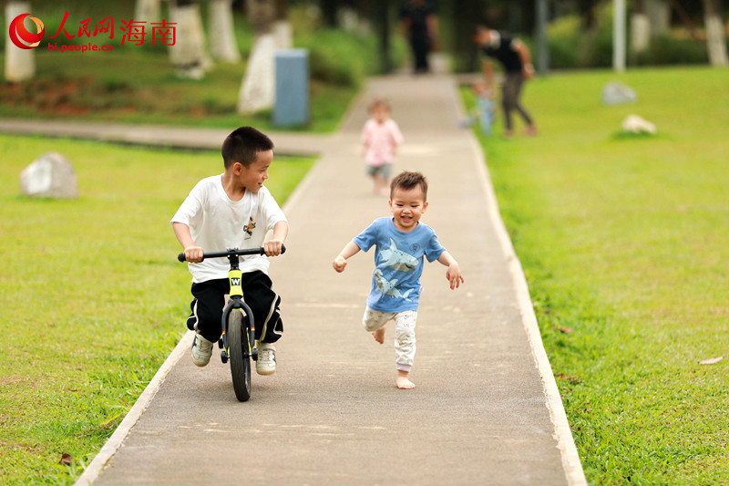 在美舍河鳳翔濕地公園內，嬉戲玩耍的小朋友。 人民網 孟凡盛攝