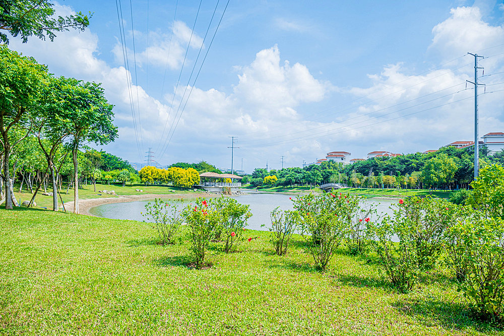 抱坡溪濕地公園與下游東岸濕地公園相連，實現水系連通，修復河道岸線，解決城市防洪排澇問題。