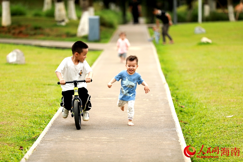 在美舍河鳳翔濕地公園內(nèi)，嬉戲玩耍的小朋友。人民網(wǎng) 孟凡盛攝