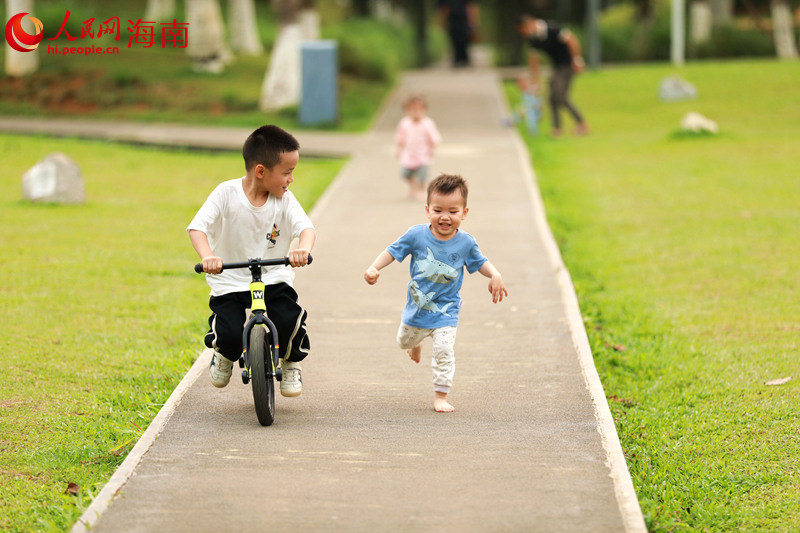 在美舍河鳳翔濕地公園內，嬉戲玩耍的小朋友。 人民網 孟凡盛攝