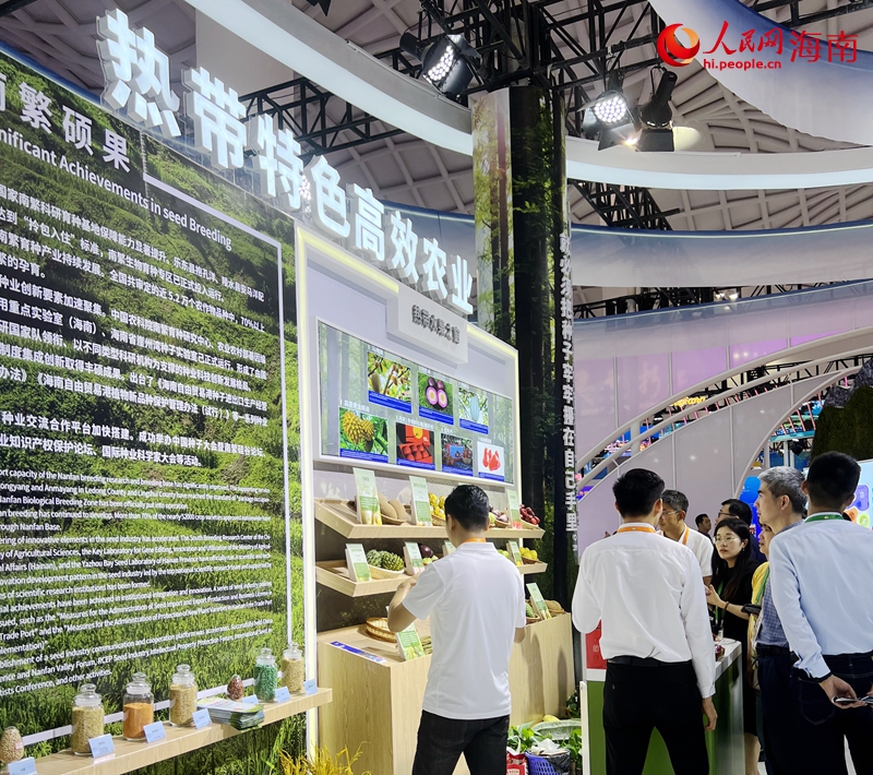農(nóng)業(yè)產(chǎn)品引起參觀者圍觀。人民網(wǎng) 蔣成柳攝