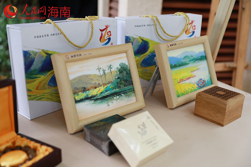 在推介會上，屯昌展出的油畫作品。 人民網 孟凡盛攝副本