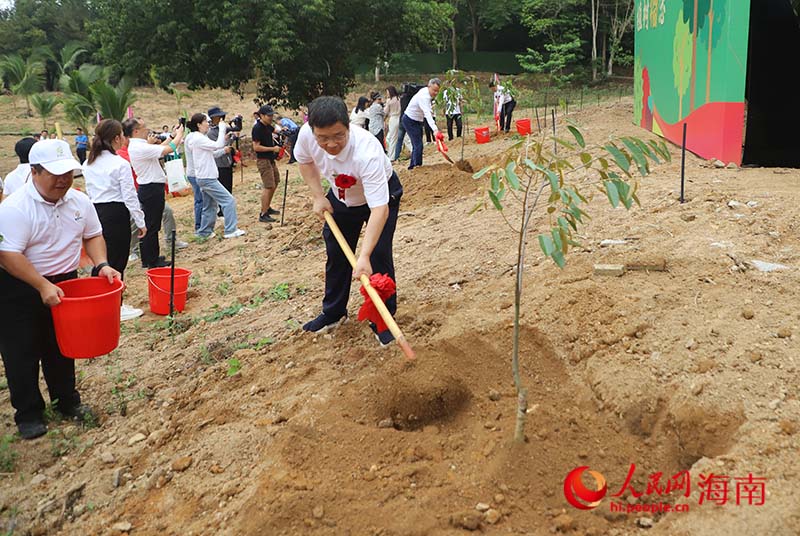 領導嘉賓現場植樹留念。人民網 牛良玉攝