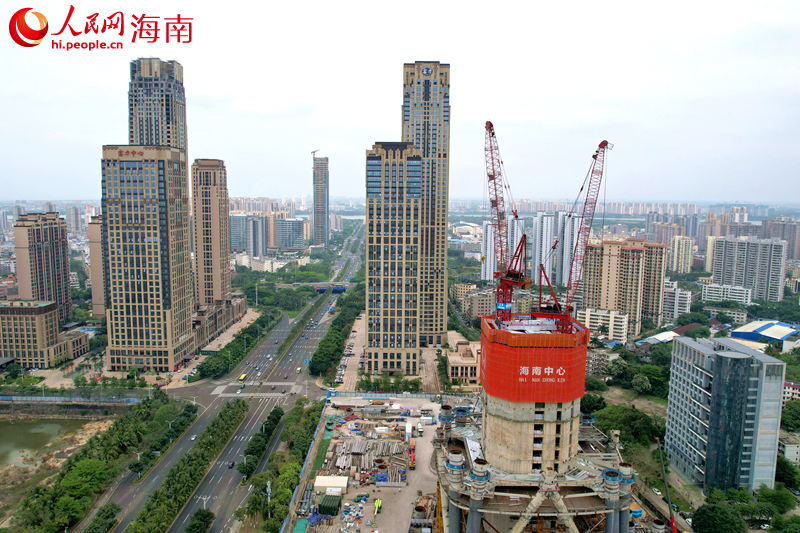 位于國興大道南側的空中造樓機。 人民網 孟凡盛攝