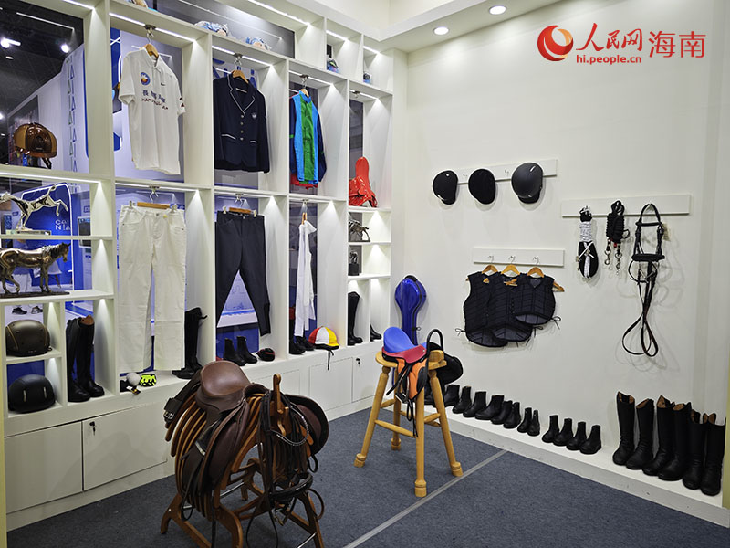 展館內展示了眾多馬術裝備。人民網(wǎng) 牛良玉攝