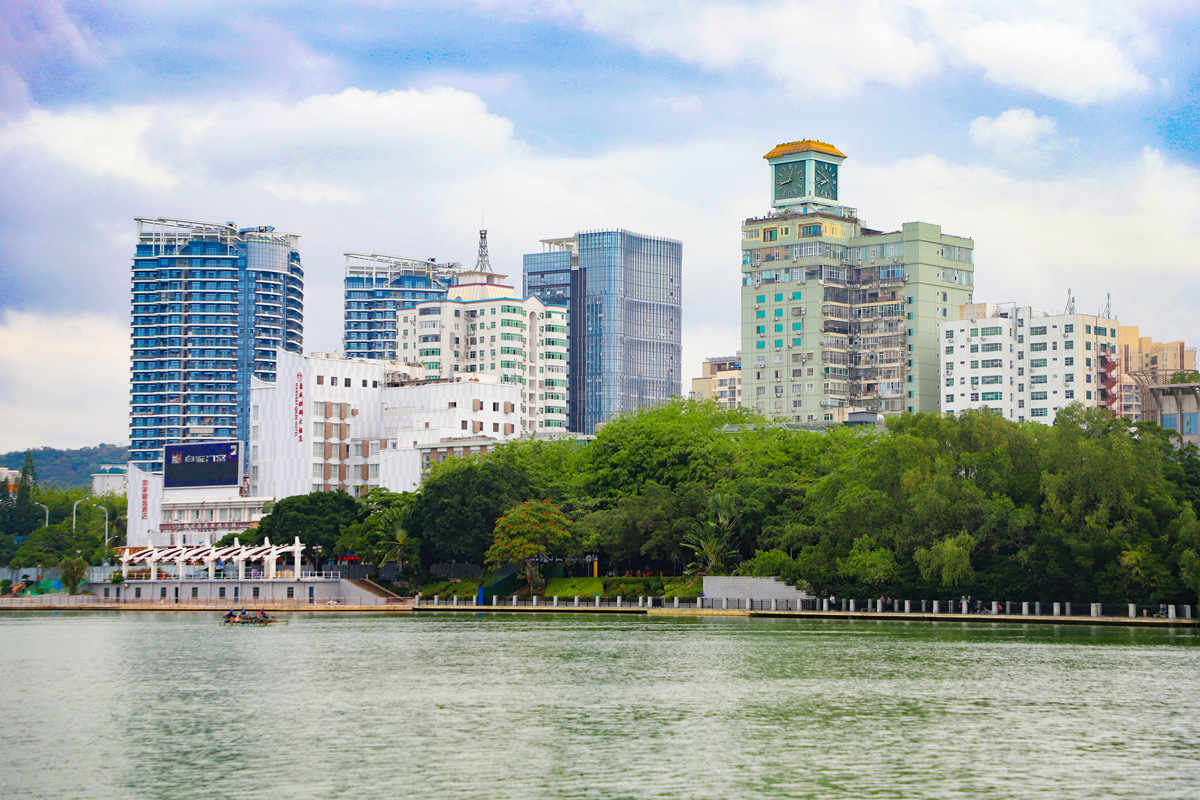 三亞河畔綠樹成蔭，已成為市民游客的好去處。