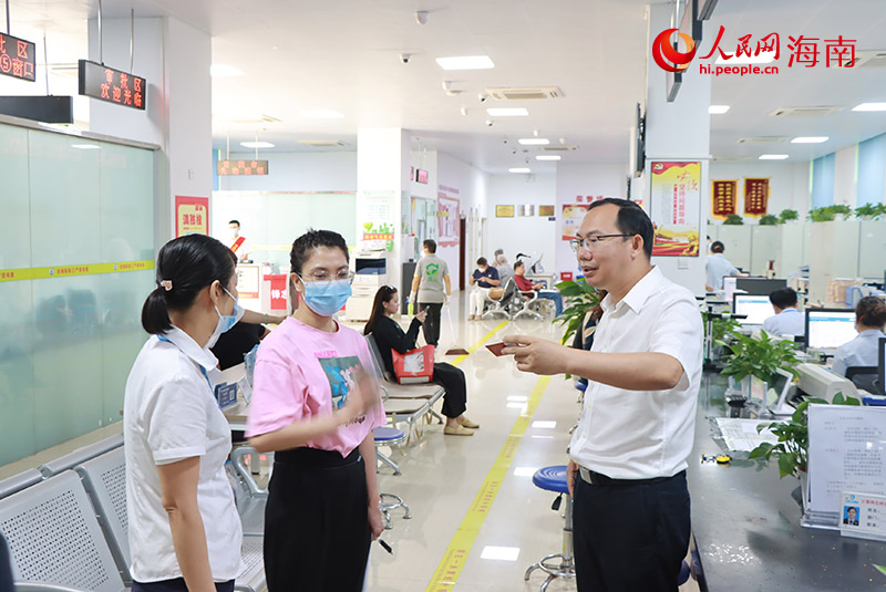 楊鴻鈞現場了解老年優待證、公交卡辦理流程。人民網 牛良玉攝
