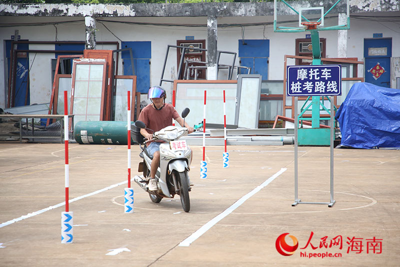 村民正在進行摩托車樁考。人民網(wǎng) 牛良玉攝