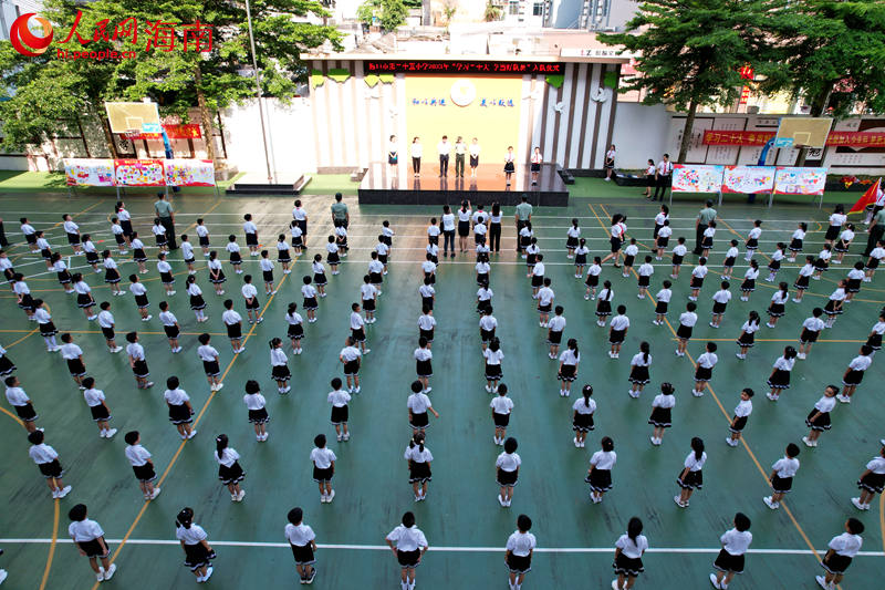 海口市第二十五小學(xué)海府校區(qū)的入隊(duì)儀式。 人民網(wǎng)記者 孟凡盛攝