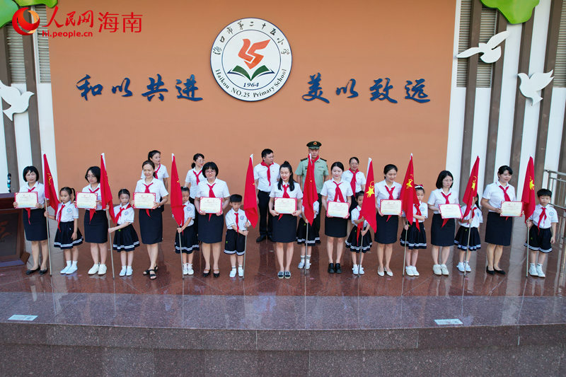 在海甸校區(qū)，參加儀式的領(lǐng)導(dǎo)嘉賓共同為新建中隊授予中隊旗。 人民網(wǎng)記者 孟凡盛攝