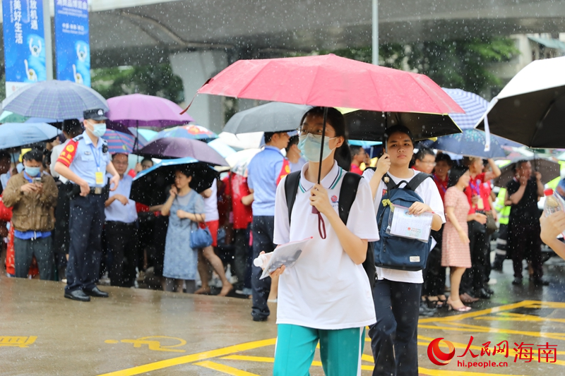 6月7日，海南華僑中學（高中部）考點，學子冒雨奔赴考場。人民網記者 孟凡盛攝