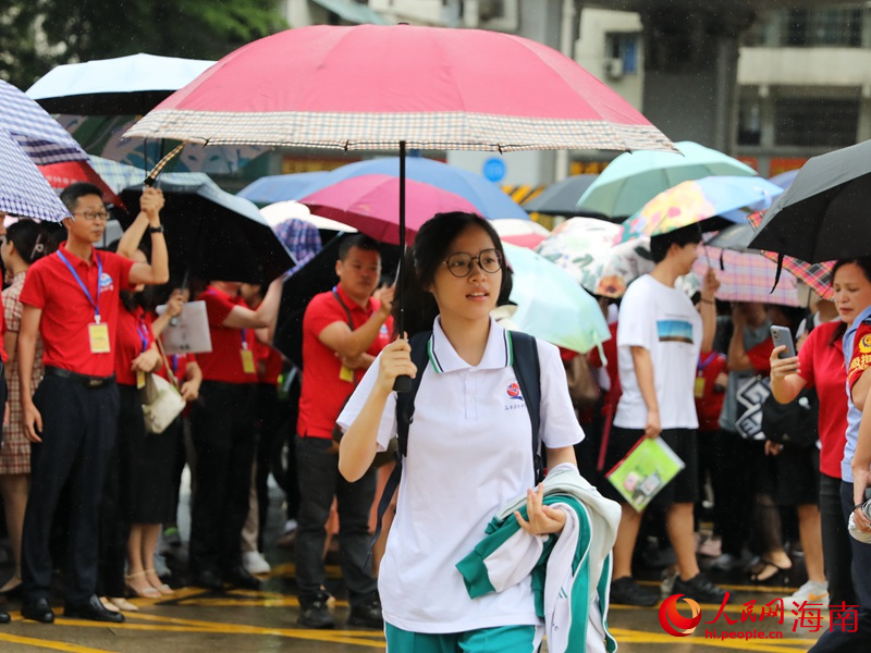 6月7日，海南華僑中學(xué)（高中部）考點(diǎn)，學(xué)子奔赴考場。人民網(wǎng)記者 孟凡盛攝