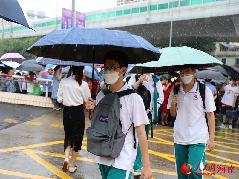 6月7日，海南華僑中學（高中部）考點，在家長的陪伴下，一個個學子奔赴考場。人民網記者 孟凡盛攝