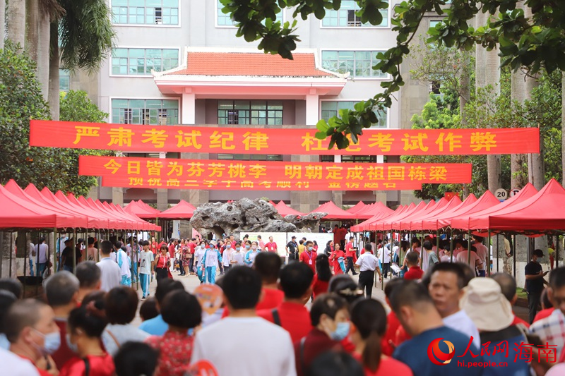 6月7日，海南中學高中部考點，學子們奔赴考場。人民網 牛良玉攝