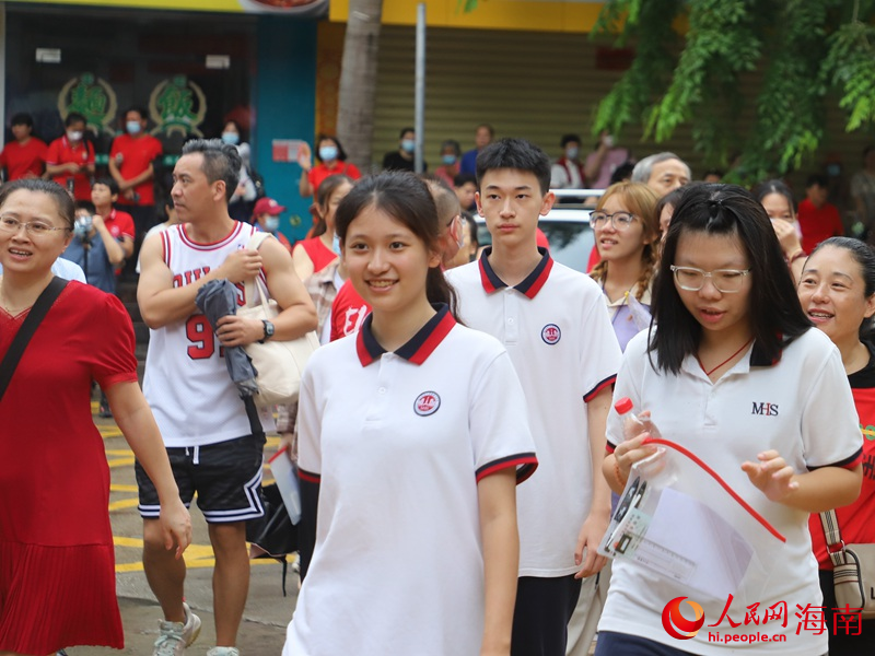 6月7日，海南中學高中部考點，學子們奔赴考場。人民網 牛良玉攝