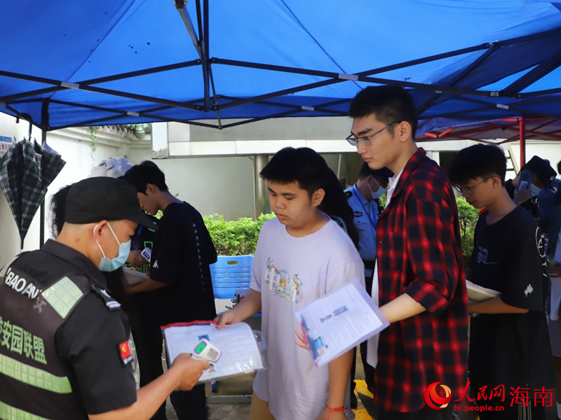 6月7日，海南中學高中部考點，學子入場。人民網 牛良玉攝