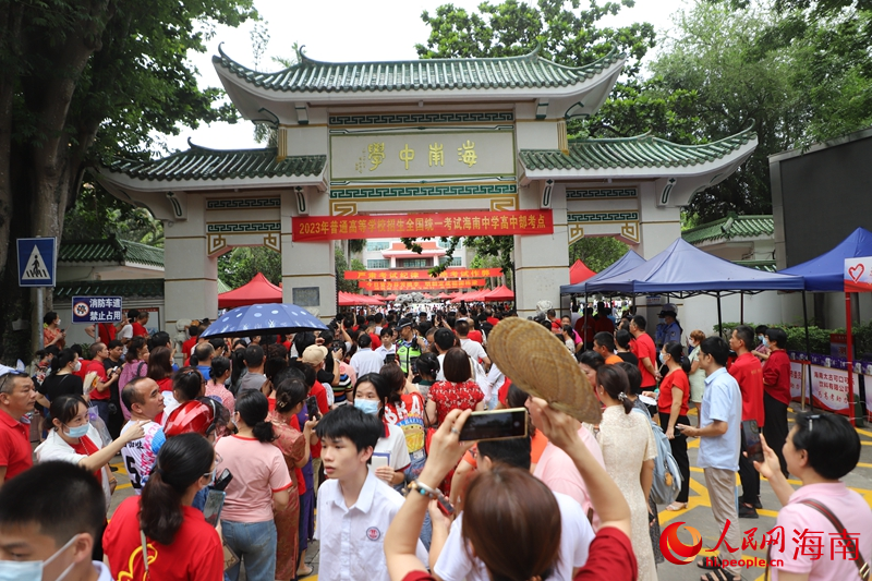 第一場考試結(jié)束，海南中學(xué)高中部考點考生陸續(xù)走出考場。人民網(wǎng) 牛良玉攝