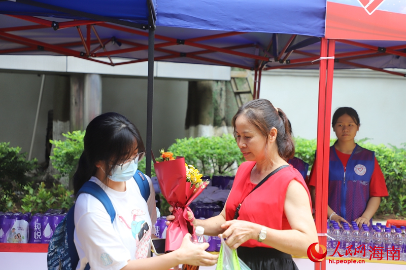 家長手持鮮花迎接考生。人民網(wǎng) 牛良玉攝