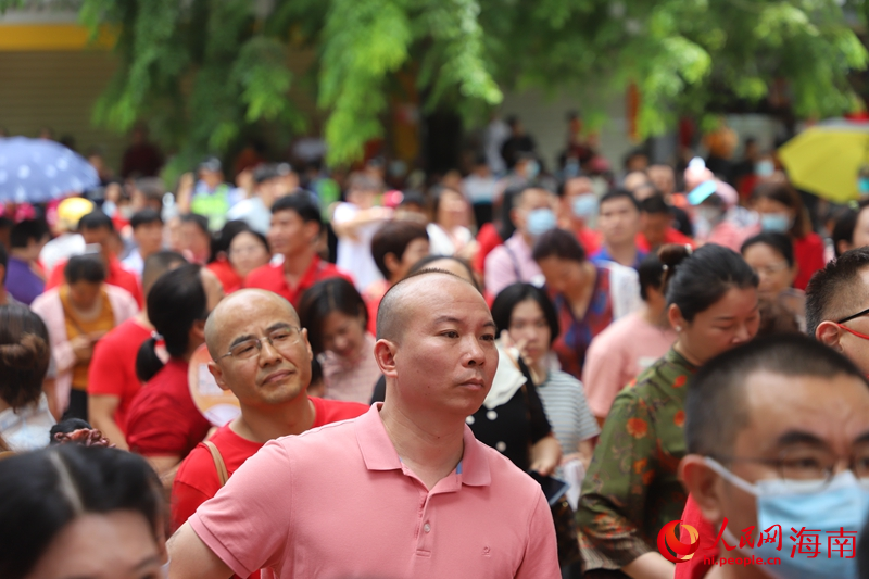 家長在考場外等待。人民網 牛良玉攝