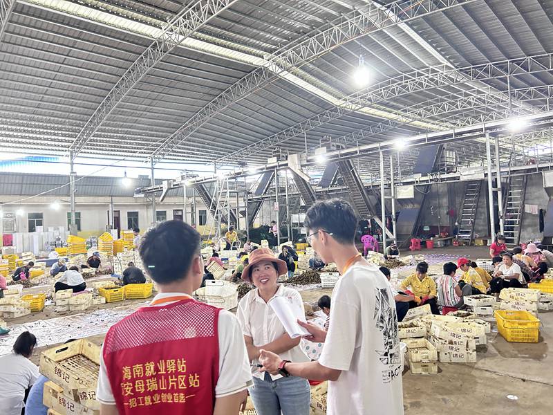 就業驛站工作人員上門溝通用工情況。海南人才集團供圖