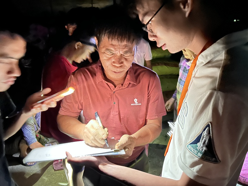 就業驛站工作人員與企業溝通。海南人才集團供圖