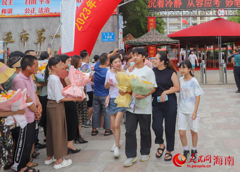 家人簇擁著考生，不斷關切。人民網 牛良玉攝