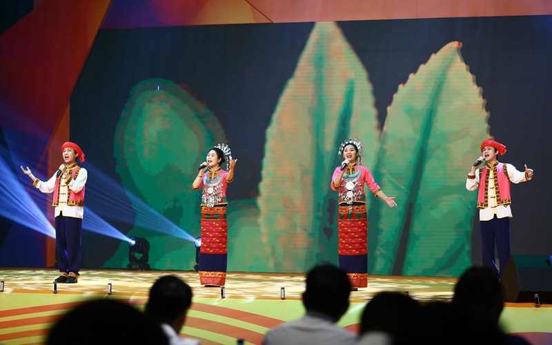 6月10日，三亞南山非遺節上表演的五指山市的省級非遺項目《茶香黎苑 》。陳文武攝