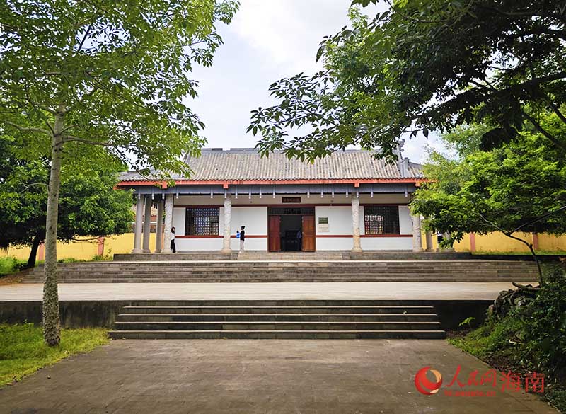 “畢業季與父母歡聚臨高”啟幕 采風團探古瀑訪古跡 人民網 牛良玉攝