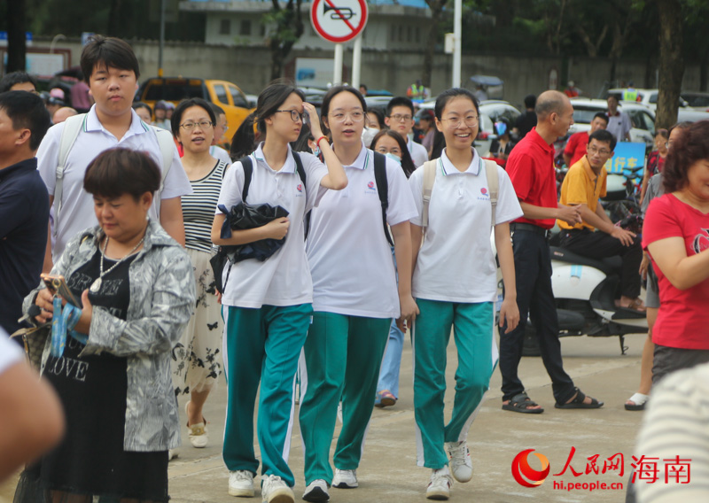 考生笑容滿面，自信迎考。人民網(wǎng) 牛良玉攝